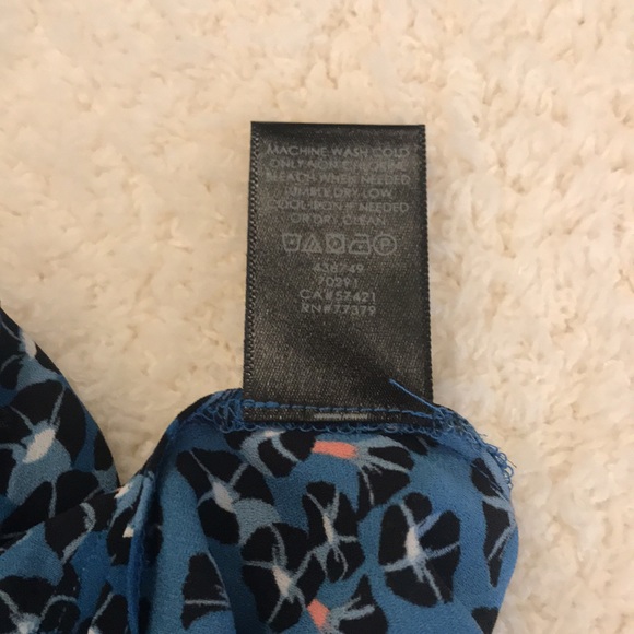 NWT Ann Taylor cold should ruffle blouse. Size M. - Picture 9 of 10